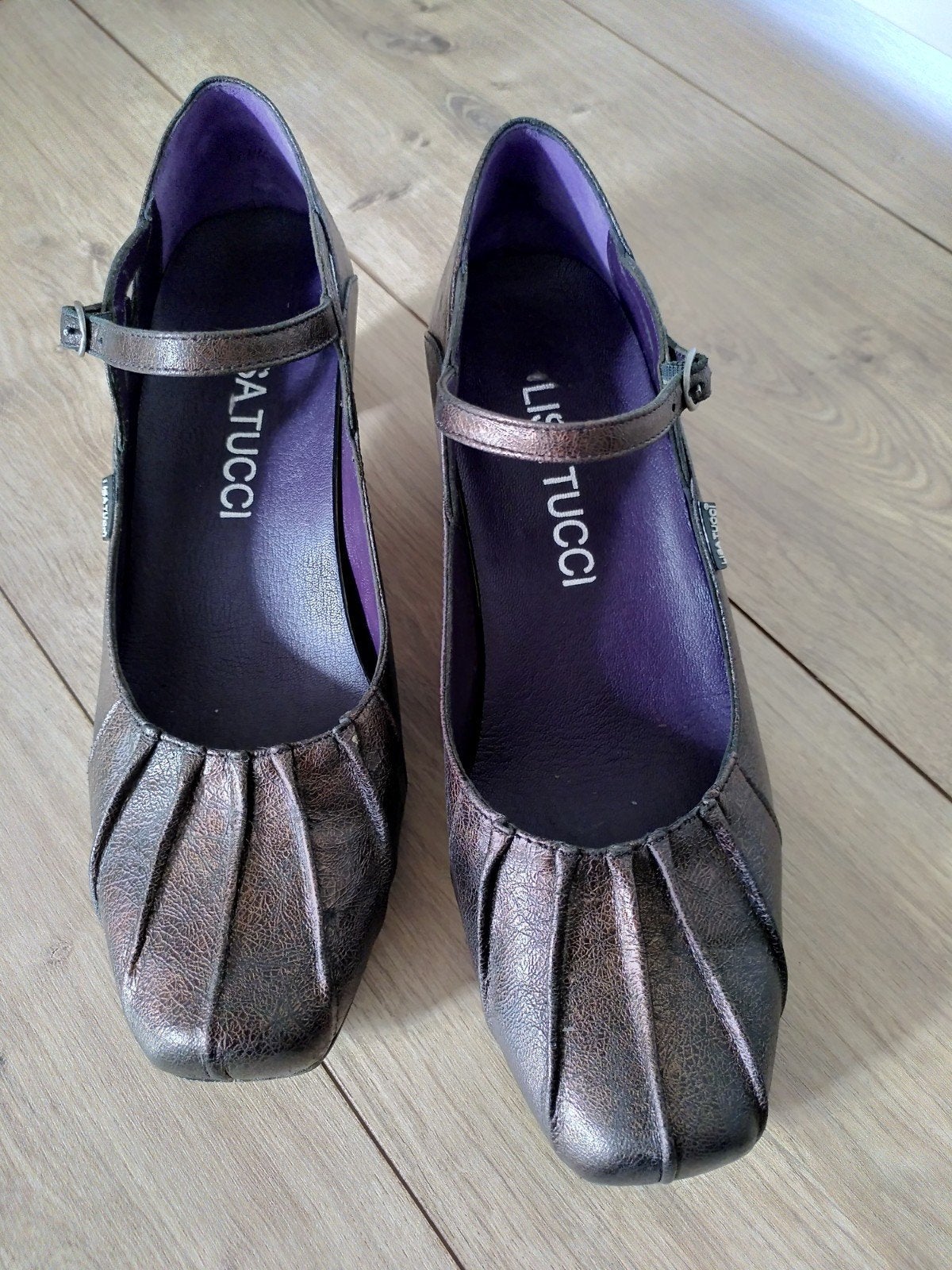 Exclusieve handgemaakte Italiaanse Lisa Tucci pumps, mt 41, Kleding | Dames, Pumps, Bruin, Zo goed als nieuw, Lisa Tucci