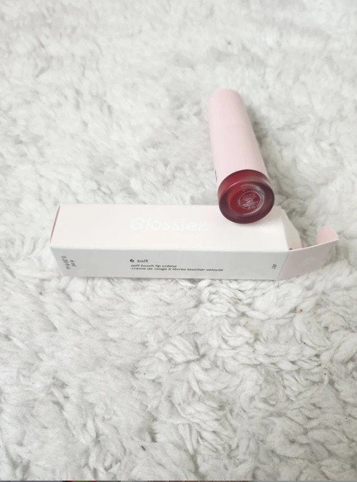 Glossier G Suit Soft Touch lip Crème in shade Jet 6ml, Lippen, Verzenden, Nieuw, Make-up