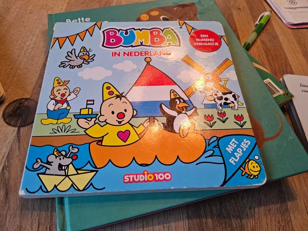 Bumba in Nederland - flapjesboek Studio 100, Ophalen of Verzenden, Zo goed als nieuw, Studio 100, Uitklap-, Voel- of Ontdekboek