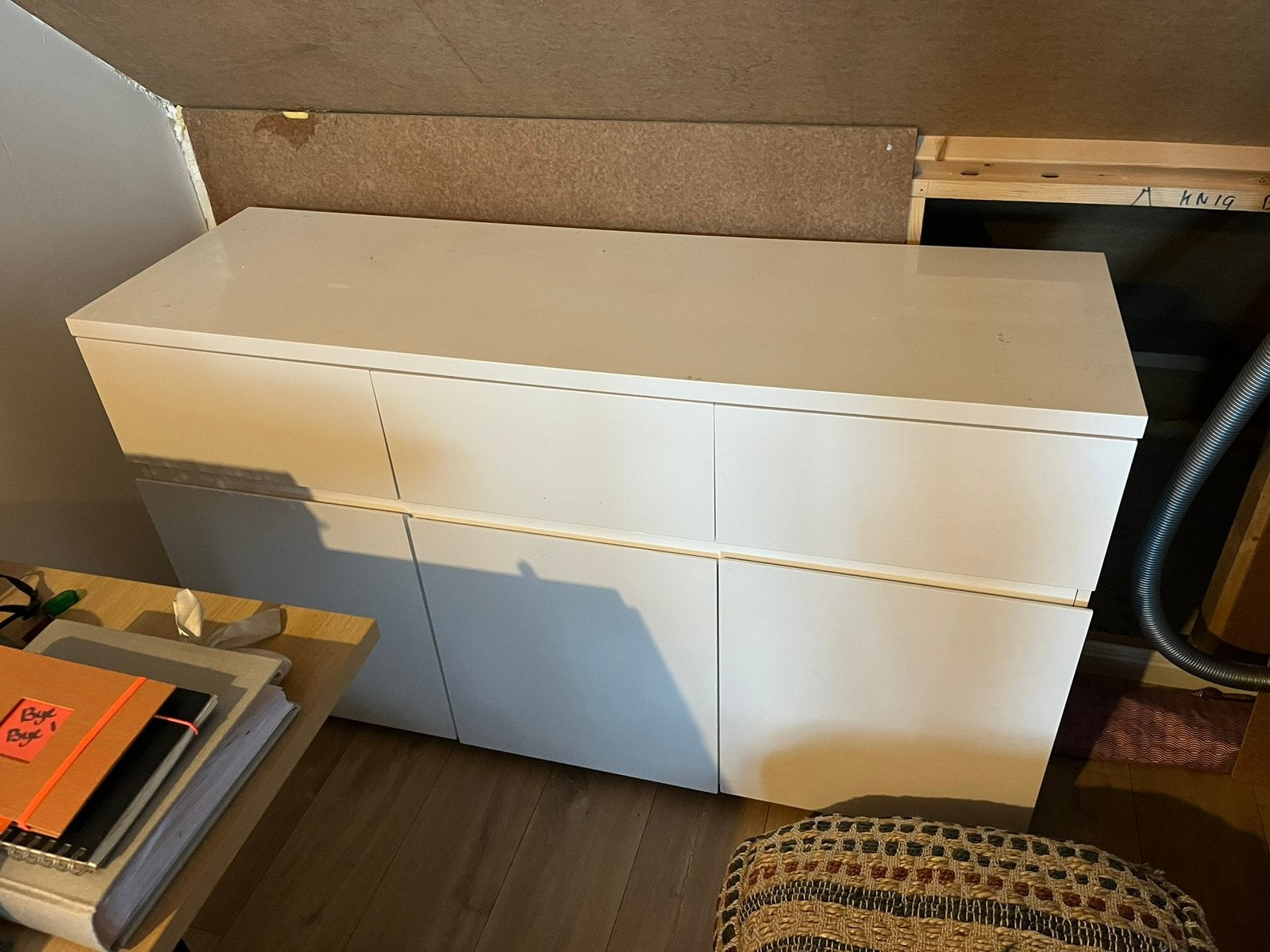 Witte hoogglans kast (dressoir), Huis en Inrichting, Kasten | Dressoirs, Ophalen, Zo goed als nieuw, 25 tot 50 cm, 100 tot 150 cm