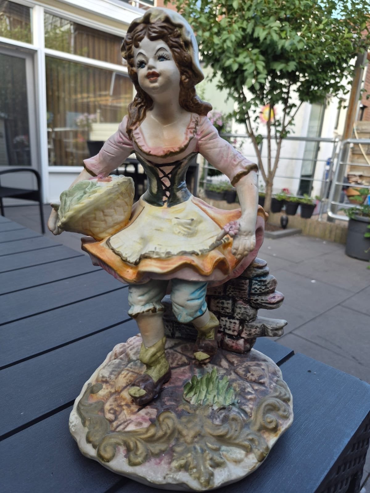 Vintage Capodimonte beeldje van meisje met mand, Ophalen