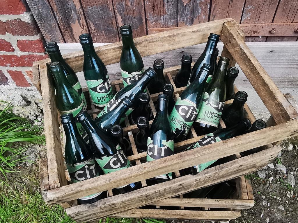 Oude krat met 20 flessen limonade deels met etiket Miekje, Ophalen