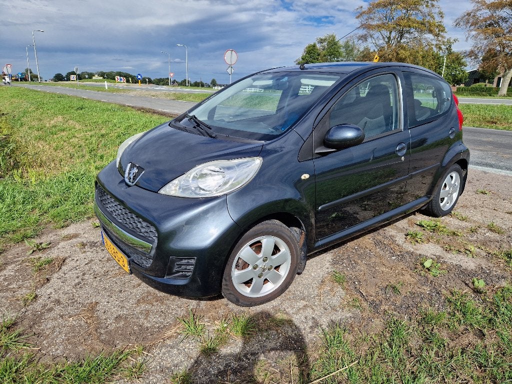 Peugeot 107 1.0 12V 5DR 2010 - incl set winterbanden, Auto's, Voorwielaandrijving, Zwart, 4 stoelen, 68 pk