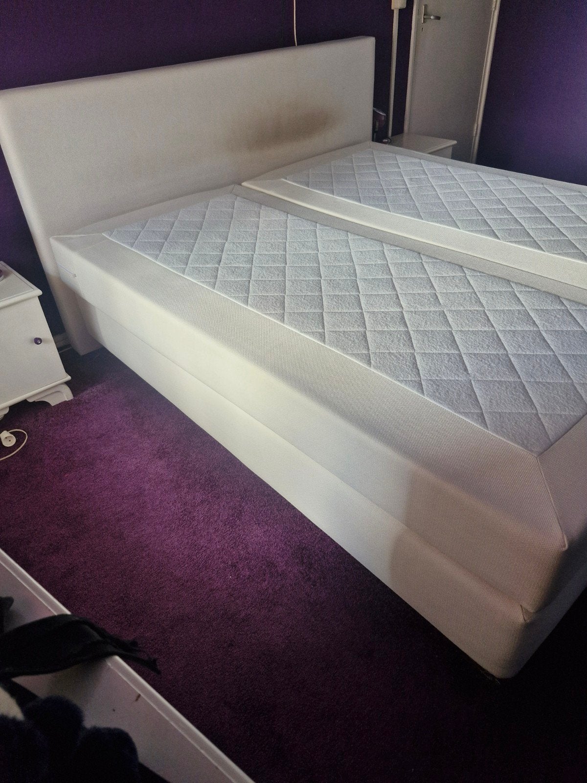 Boxspring 2 bij 1.80. Kleur wit. Zilveren ronde pootjes., Ophalen, Gebruikt, Wit, Tweepersoons