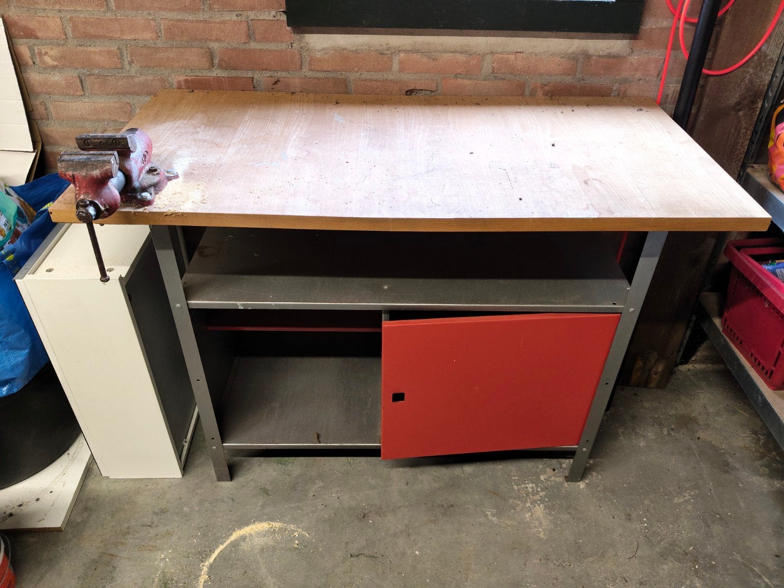 Foto 3 van Stevige werkbank met bankschroef en opbergruimte