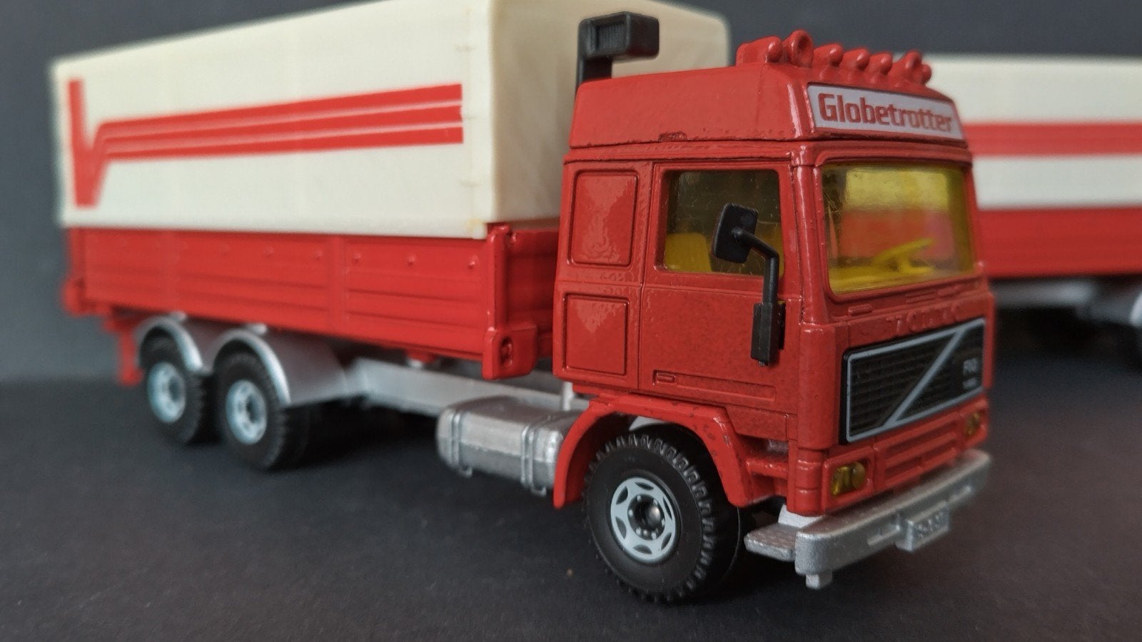 Volvo F10 Globetrotter 1:55 Siku Werbe Pol, SIKU, Verzenden, Zo goed als nieuw, Bus of Vrachtwagen