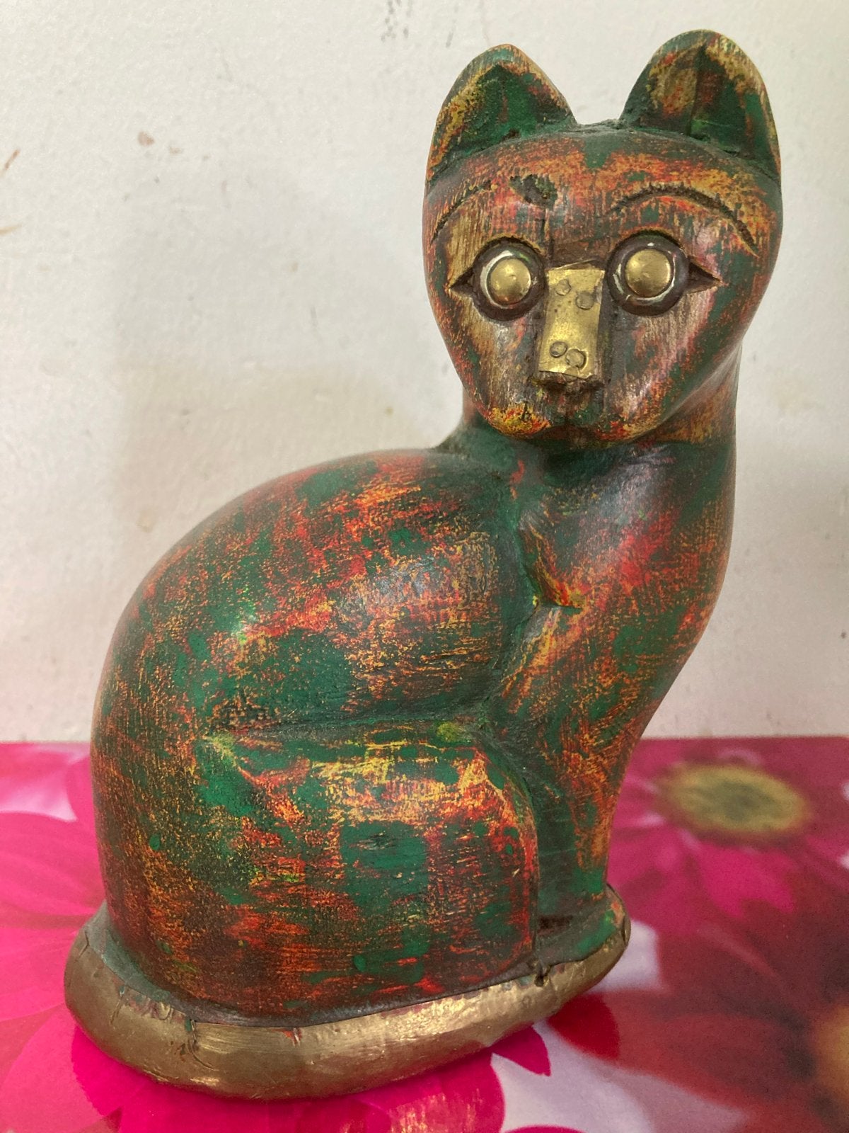 Houten handgemaakte poes met messing inleg, Antiek en Kunst, Kunst | Beelden en Houtsnijwerken, Beeld, Hout, Zoogdier, Minder dan 20 cm