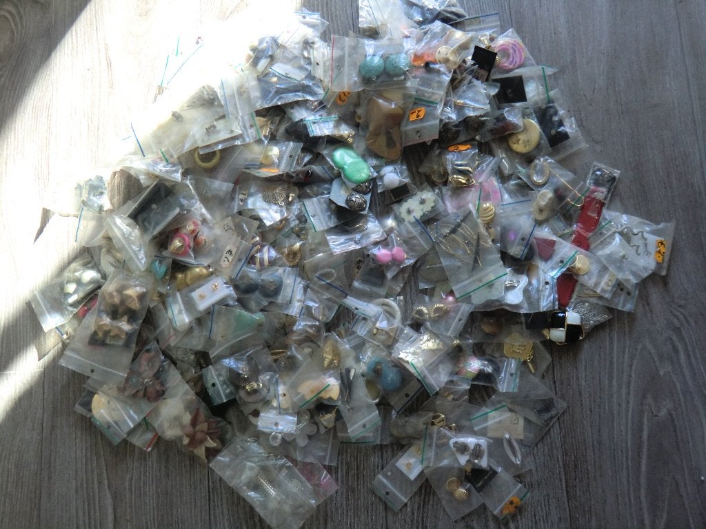 Ruim 275 sieraden in zakjes, Ophalen of Verzenden, Gebruikt, Overige kleuren, Overige materialen
