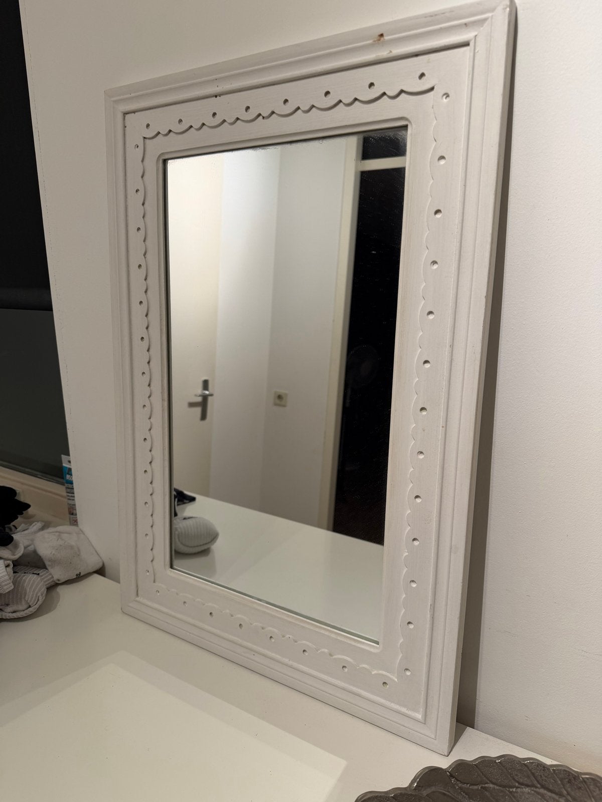 Witte spiegel met decoratieve lijst, Huis en Inrichting, Gebruikt, 100 tot 150 cm, Ophalen of Verzenden, Rechthoekig