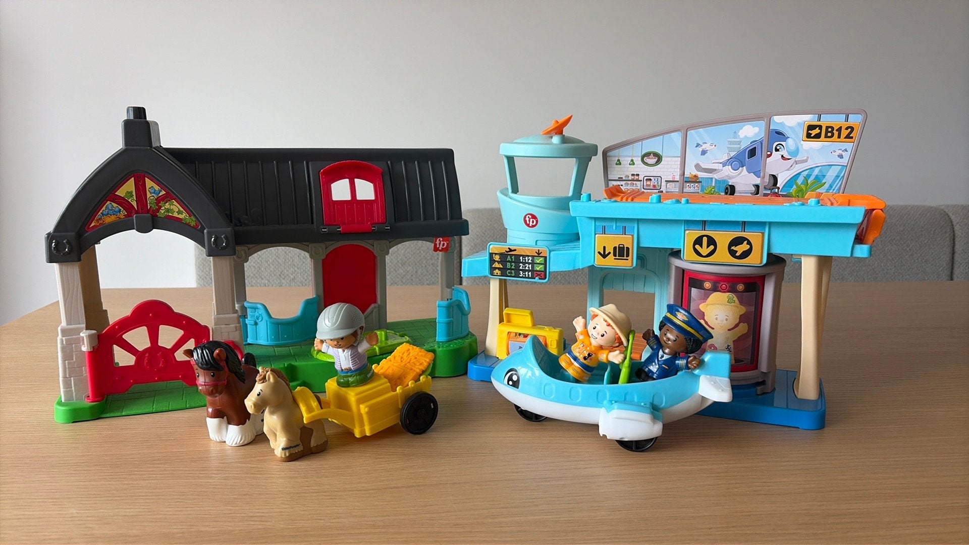 Little people fisher price manege en vliegveld, Ophalen, Zo goed als nieuw, Jongen of Meisje