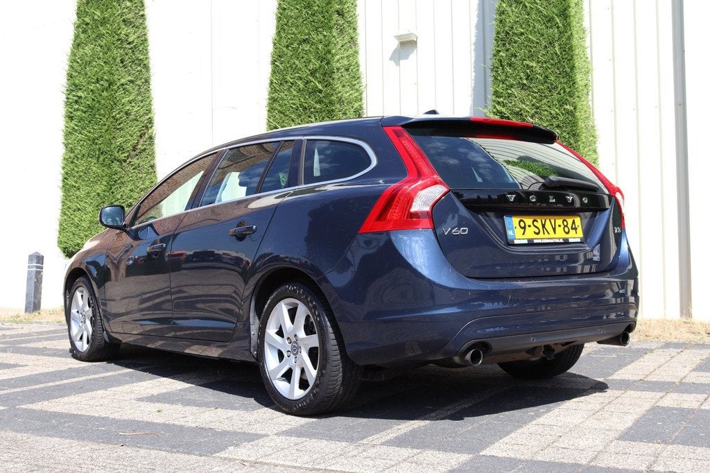 Volvo V60 1.6 T3 Momentum Automaat Climate Control APK 27-02, Stof, Gebruikt, 4 cilinders, 150 pk