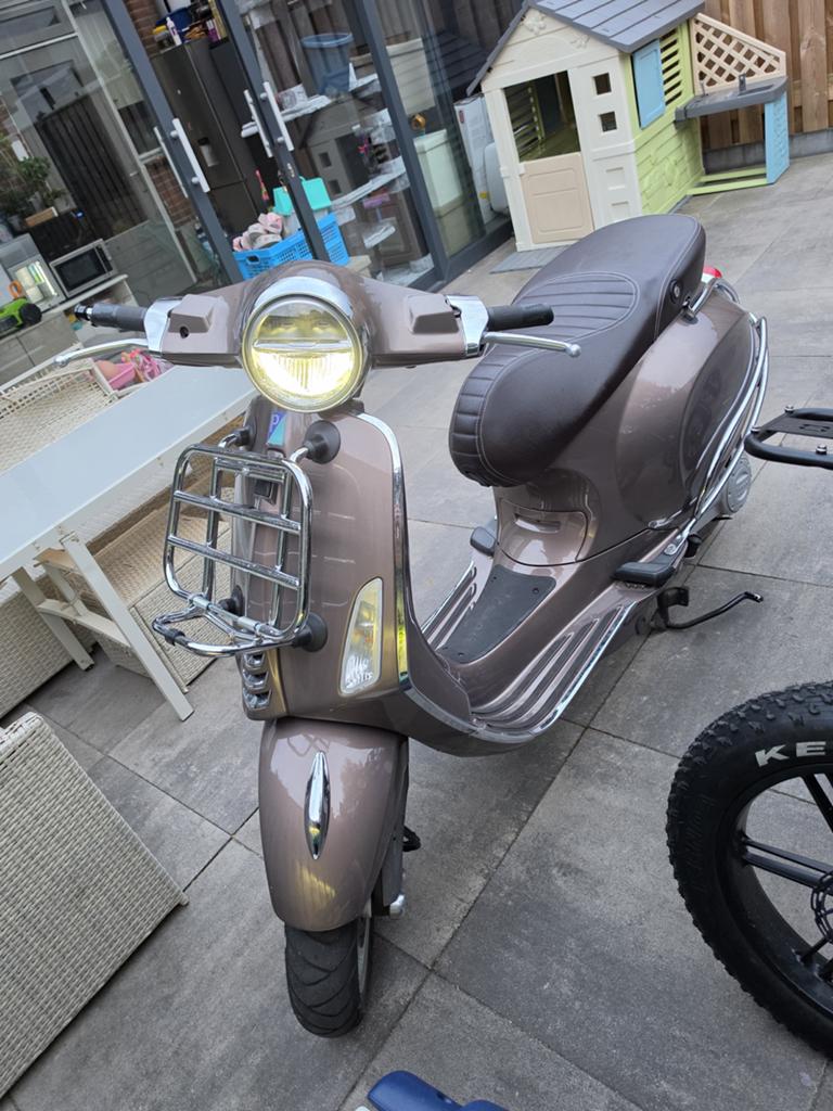 Vespa LXV - Bruin - Zo goed als nieuw, Maximaal 45 km/u, Ophalen of Verzenden, Zo goed als nieuw, Vespa LXV