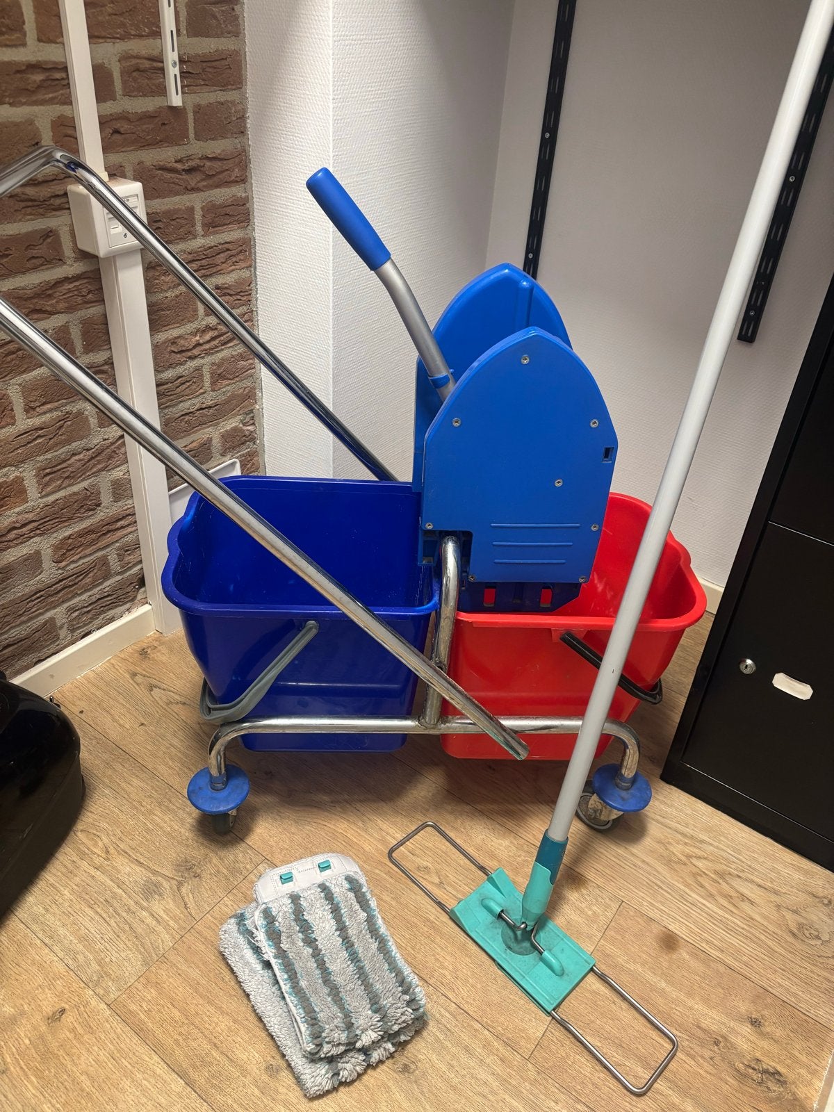 Professionele dweilemmer met pers en mop, Ophalen, Dweilemmer, -bak, of -wagen
