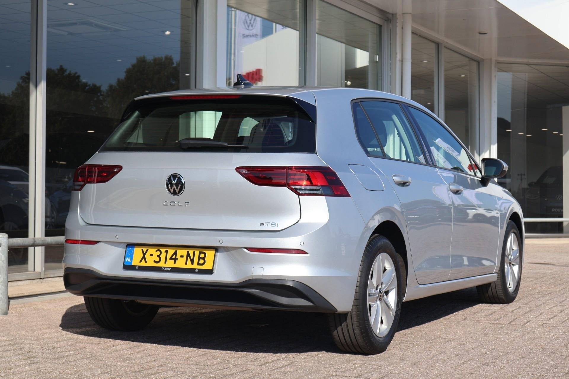 Volkswagen Golf 1.0 eTSI 110pk DSG Life | Navigatie | Camera, Auto's, 12 maanden, Stof, Gebruikt, 1204 kg