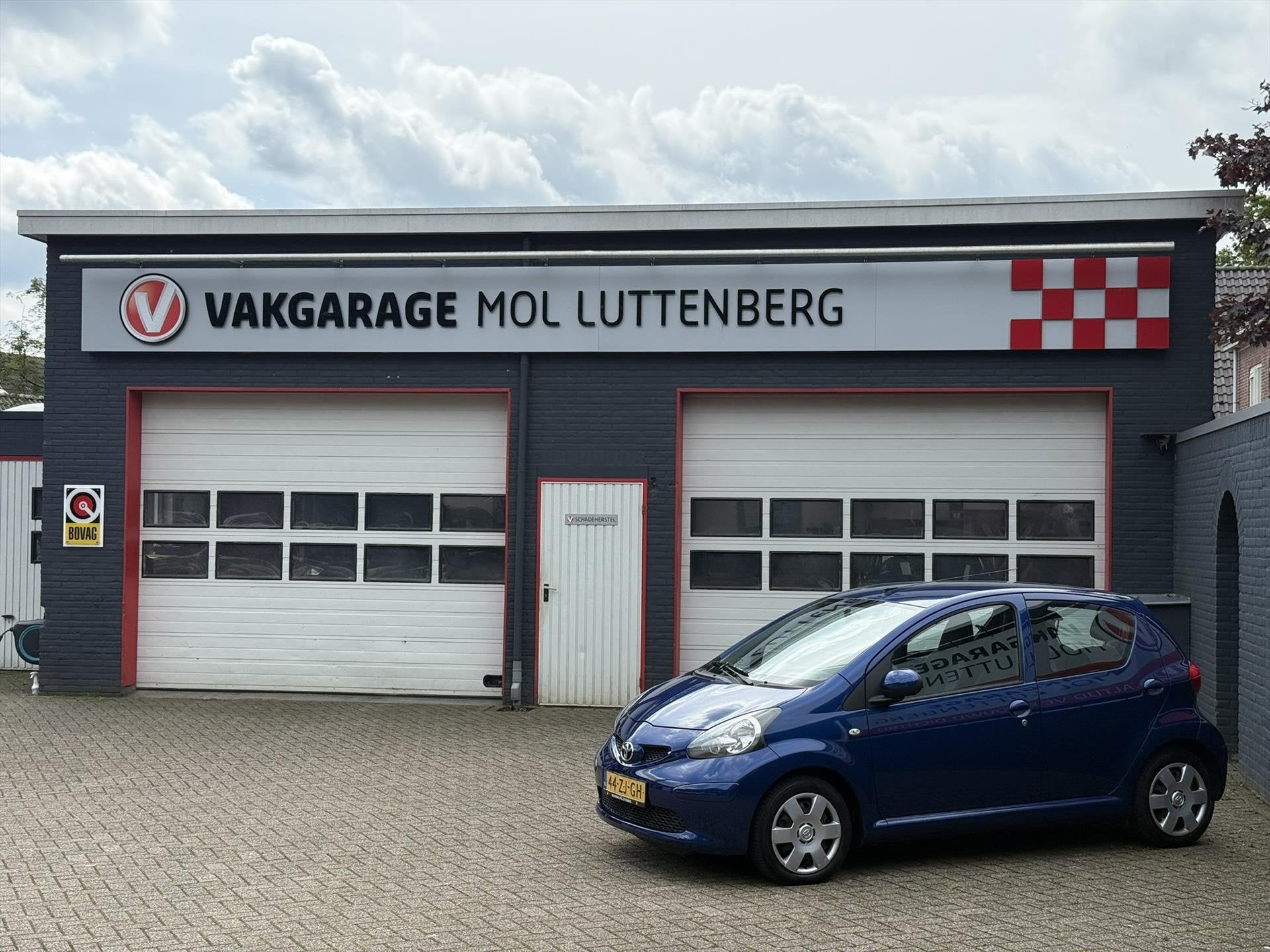 TOYOTA Aygo 1.0 12V VVT-I 5DRS MMT Plus AUTOMAAT, Auto's, Stof, Gebruikt, Zwart, 68 pk
