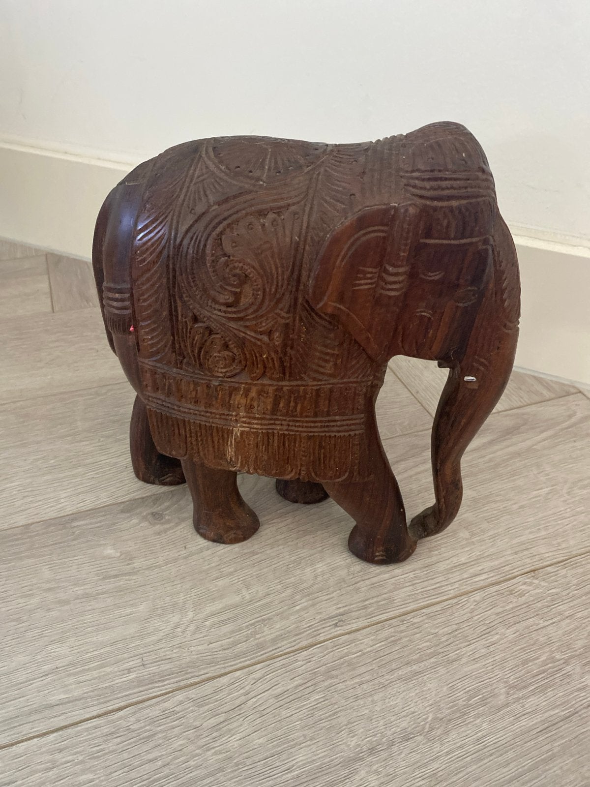Handgesneden houten olifant - uit Thailand, Antiek en Kunst, Ophalen of Verzenden, 20 - 50 cm, Beeld, Hout