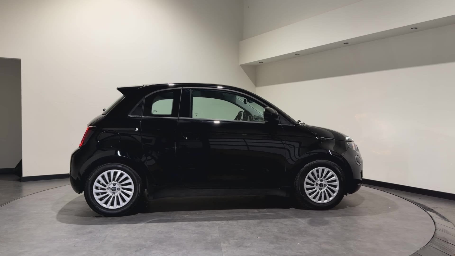 Fiat 500 3+1 42 kWh | SOH 96,2% | Apple CarPlay - Android Au, Auto's, Gebruikt, Met garantie (alle), 4 stoelen, Zwart