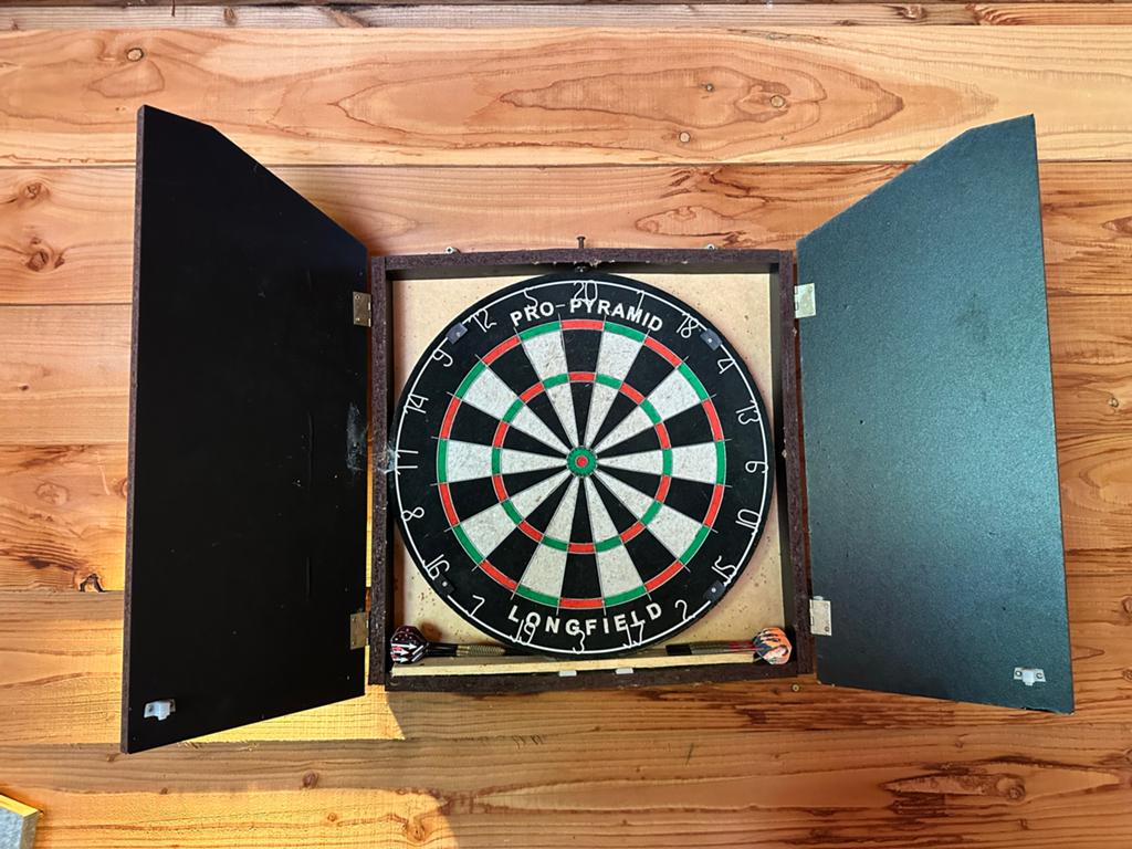 Dartbord met dartkast - Compleet en klaar voor gebruik, Ophalen of Verzenden, Gebruikt, Dartbord