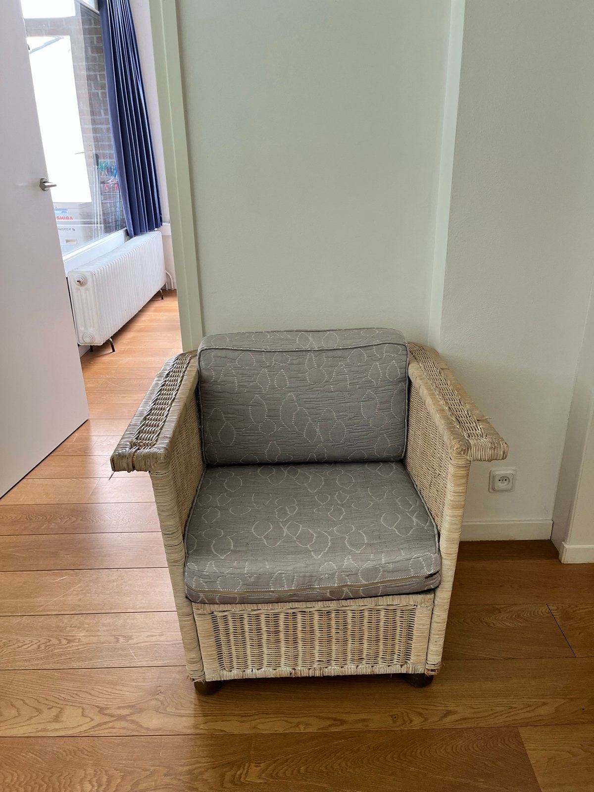 Rotan fauteuil met twee kussens, Ophalen, Gebruikt, 50 tot 75 cm, Riet of Rotan