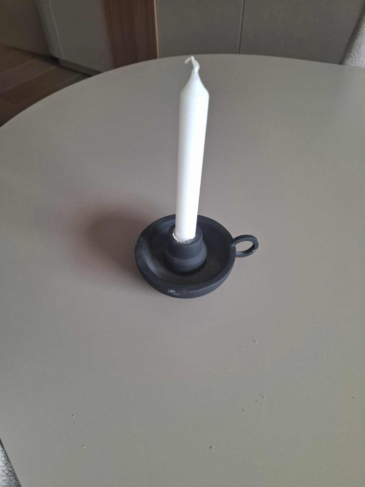 zwarte kandelaar met kaars, Huis en Inrichting, Ophalen of Verzenden, Kaars