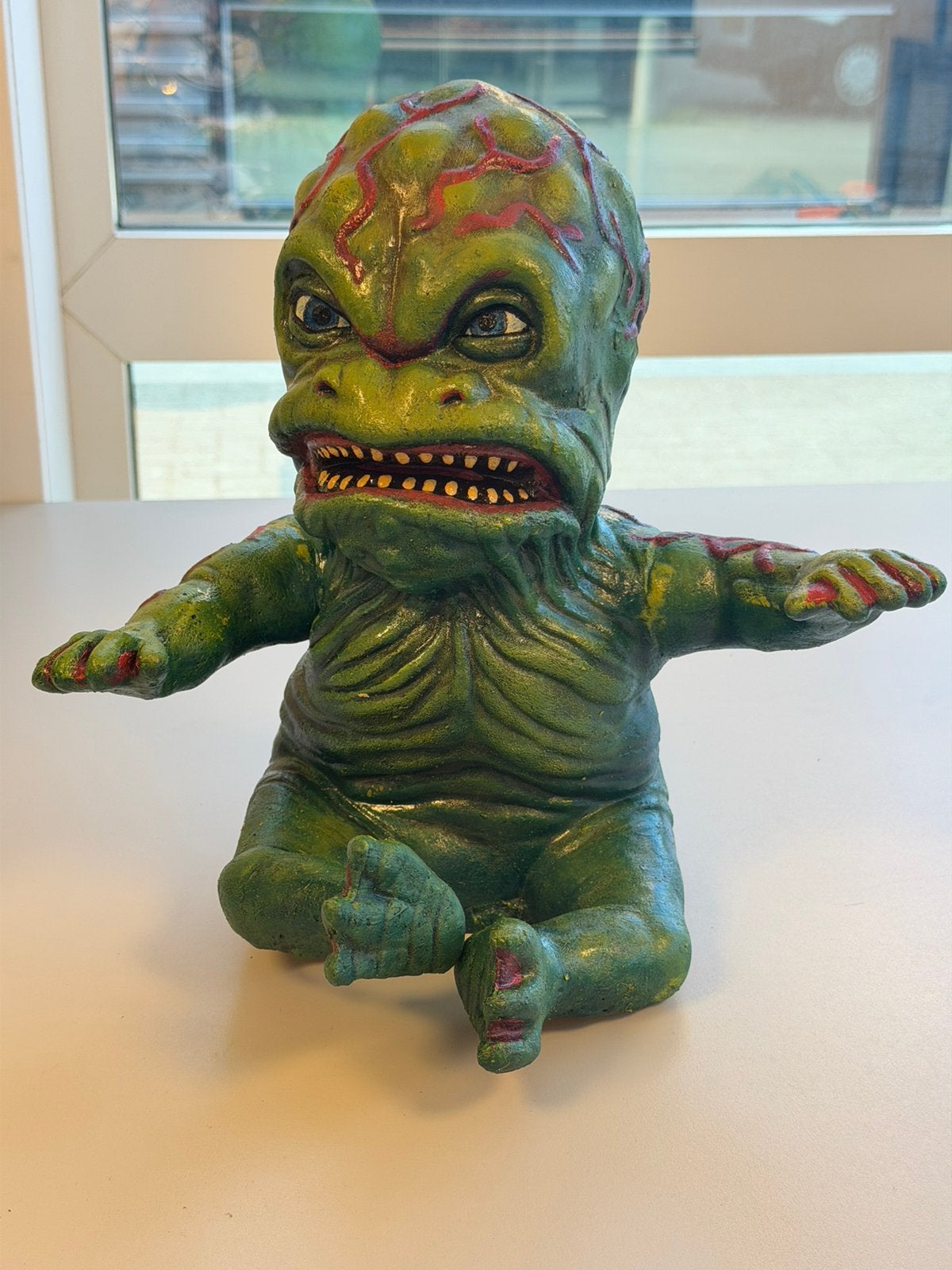 V Visitor Baby 1:1 pop Latex Handpop 30cm The Final Battle, Beeldje, Replica of Model, Ophalen of Verzenden, Zo goed als nieuw