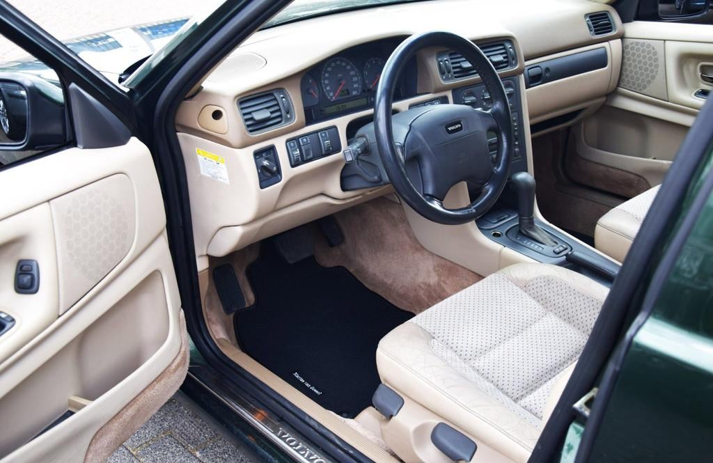 Volvo V70 2.5-10v Automaat 144 pk, Auto's, Volvo, Gebruikt, Beige, Leder en Stof, Metallic lak
