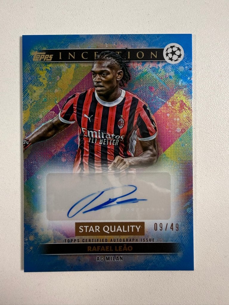 Rafael leao /49 Auto Topps Inception 2024-25, Ophalen of Verzenden, Nieuw, Buitenlandse clubs, Poster, Plaatje of Sticker