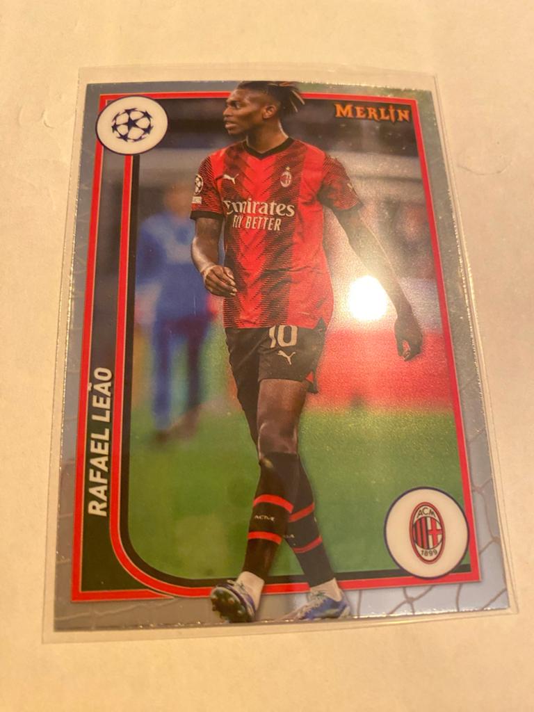 Rafael Leão Topps Merlin AC Milan #1, Ophalen of Verzenden, Zo goed als nieuw, Plaatje