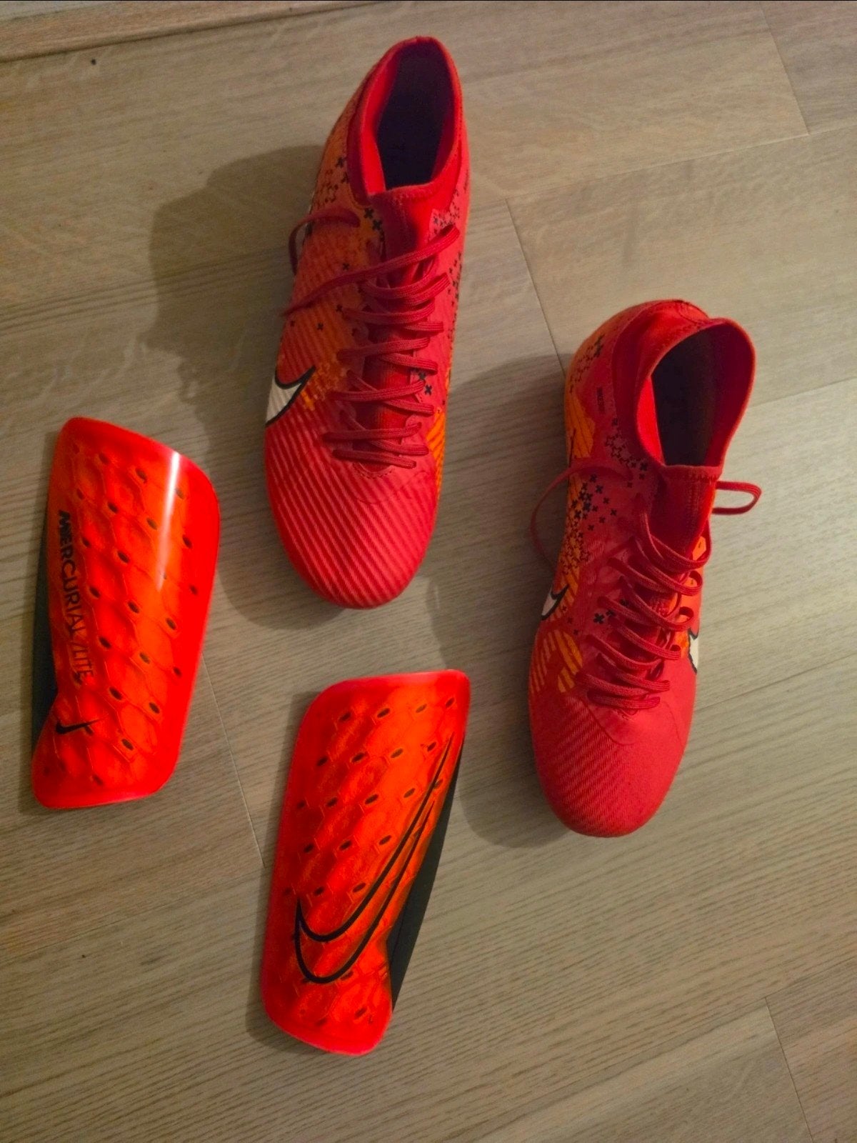 Nike Air Zoom voetbalschoenen en scheenbeschermers, Ophalen of Verzenden, Zo goed als nieuw, Set
