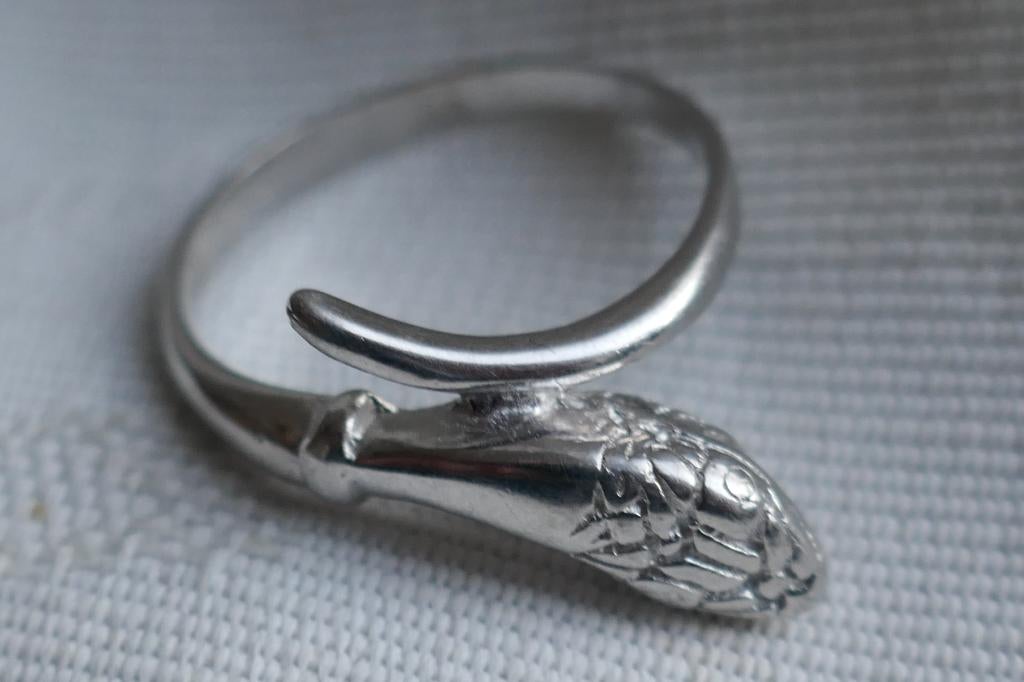 Zilveren Slangen Ring, Sieraden, Tassen en Uiterlijk, Ringen, Verzenden, 19 tot 20, Zo goed als nieuw, Dame of Heer