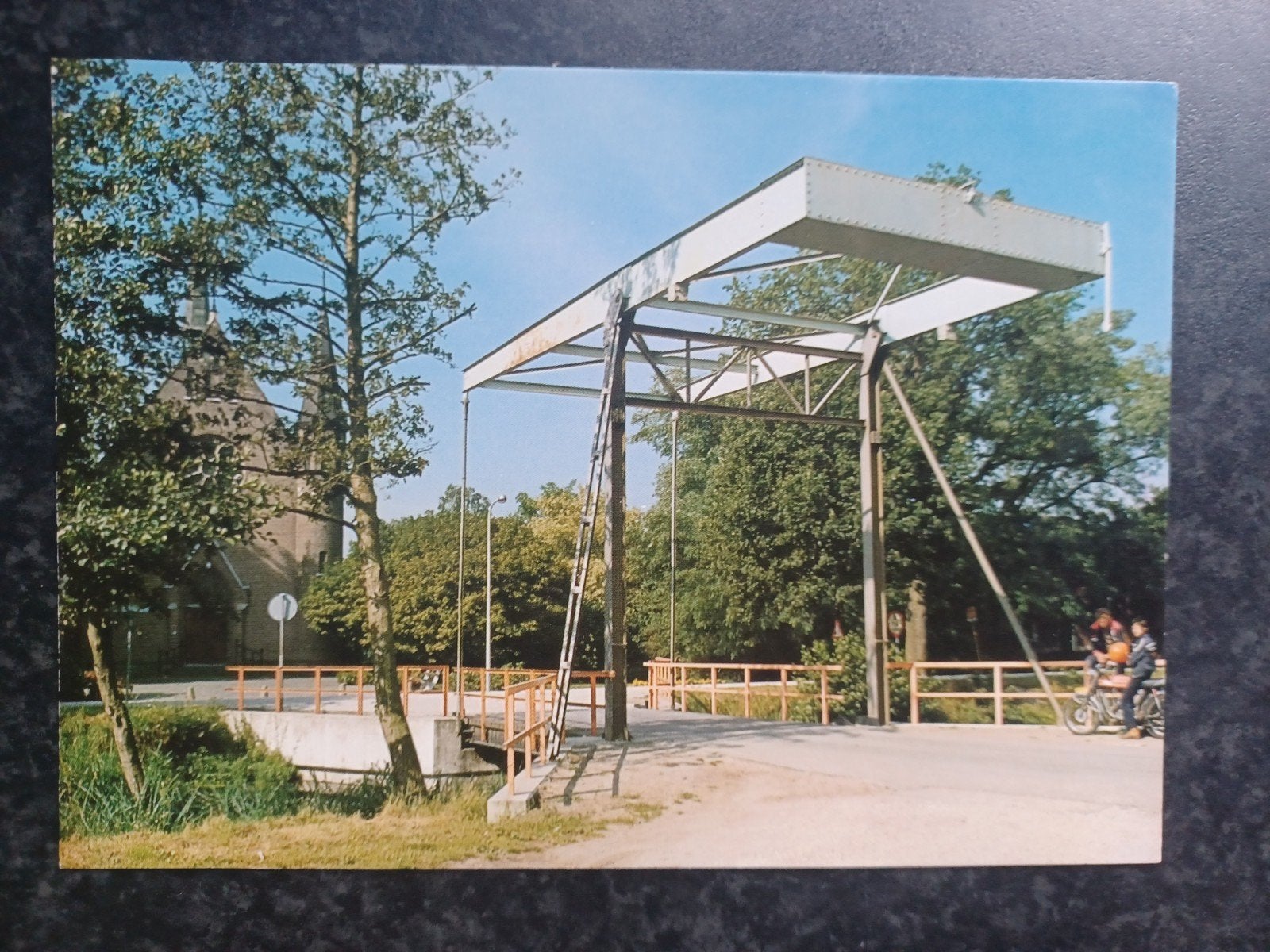 Griendtsveen Ophaalbrug met kerk 1981, Ophalen of Verzenden, 1980 tot heden, Ongelopen, Limburg