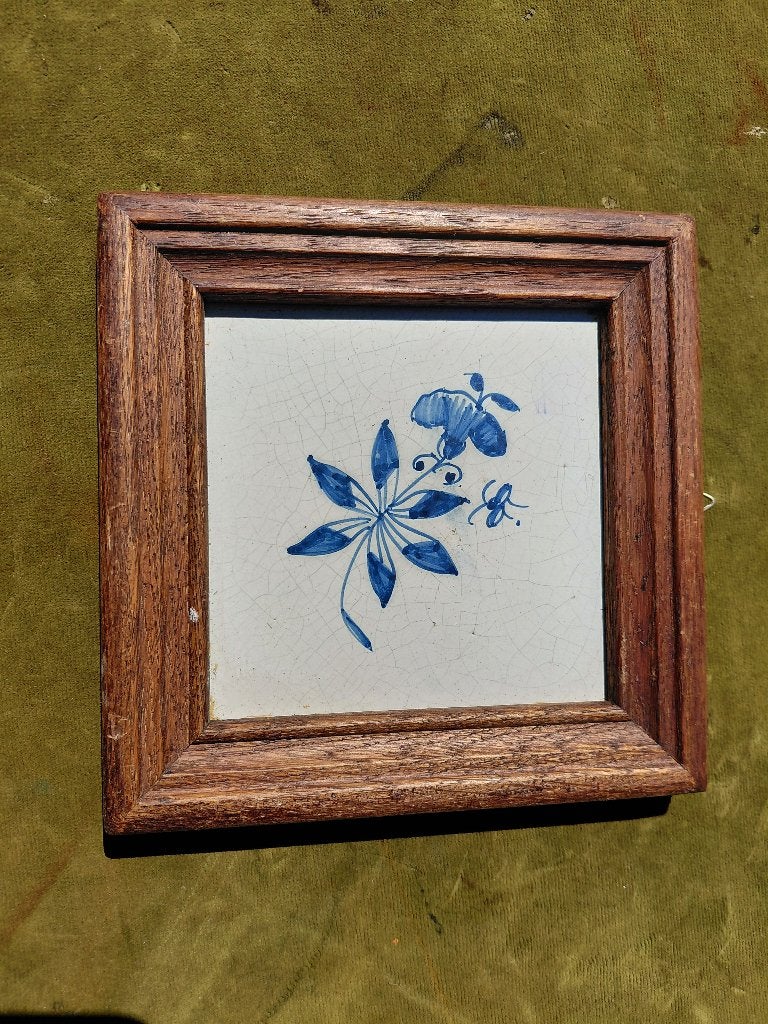 Antieke Delftsblauwe tegel, bloemen met insekt in lijst., Antiek en Kunst, Verzenden