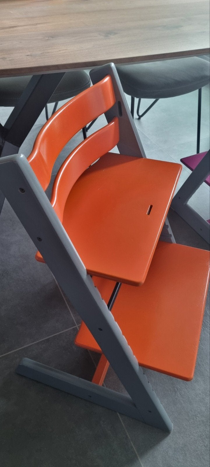 Unieke Stokke TrippTrapp stoel grijs met oranje zitting, Kinderen en Baby's, Kinderstoelen, Ophalen, Gebruikt, Meegroeistoel, Aanschuifbaar