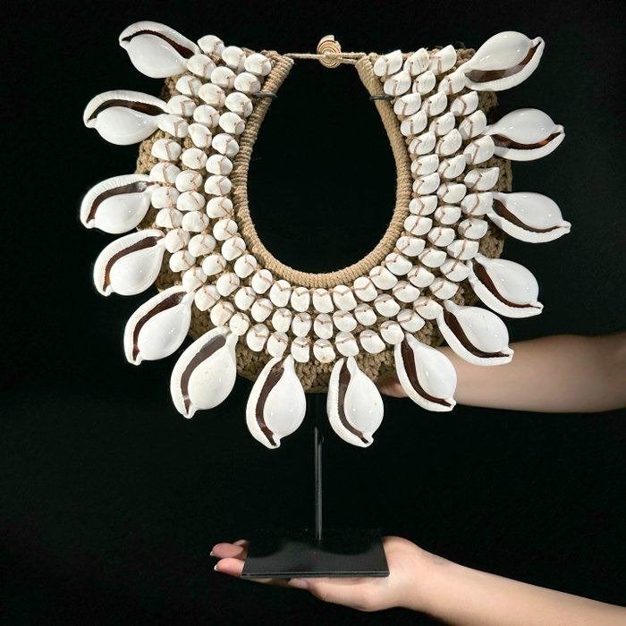 Decoratief ornament  - Decorative Shell Necklace - Indonesië, Ophalen of Verzenden, Nieuw