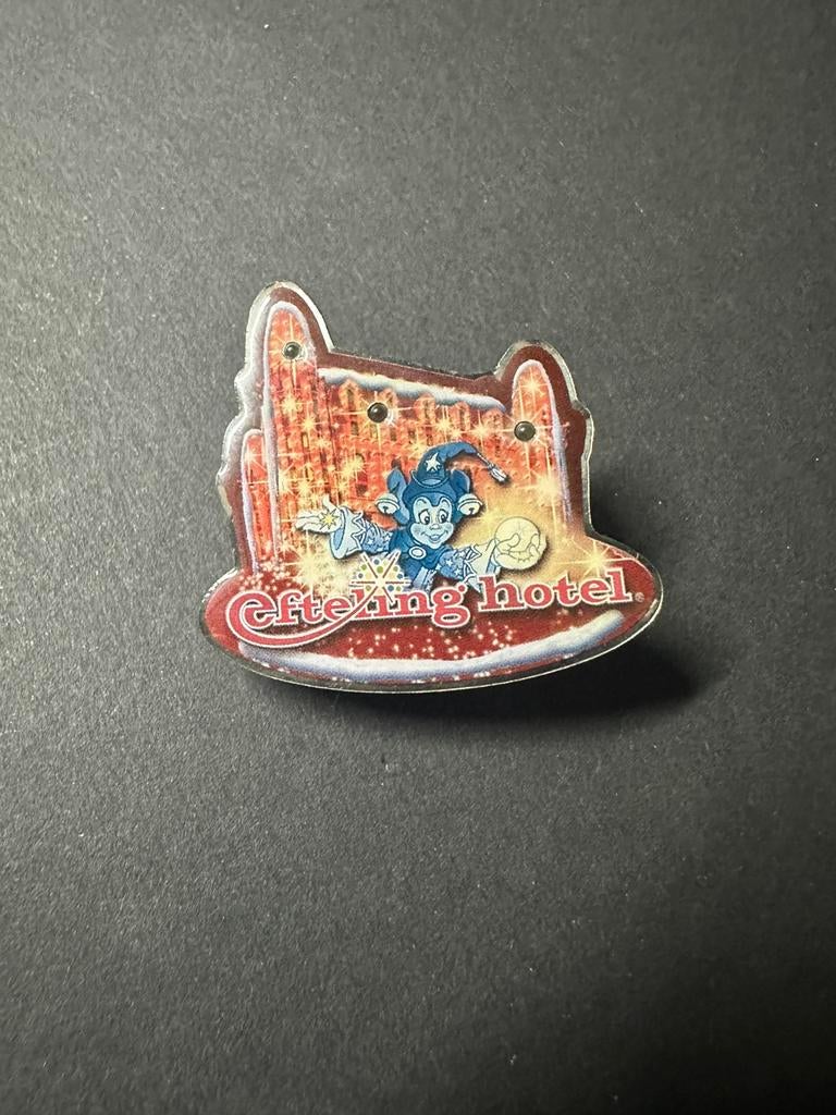 Efteling pin hotel met lampje, Verzamelen, Ophalen of Verzenden, Zo goed als nieuw, Button of Speldje