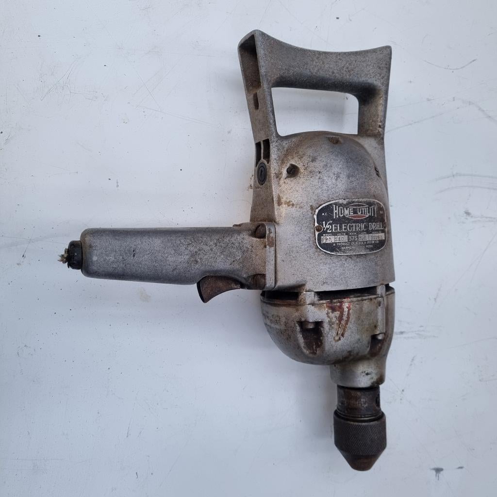 Oude industriële boormachine,  snoer verwijderd, Ophalen