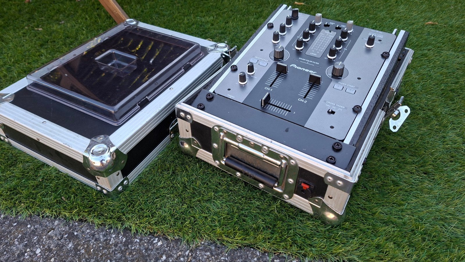 Pioneer DJM-250 2 kanaals DJ mixer + flightcase & decksaver, Ophalen of Verzenden, Zo goed als nieuw, 5 tot 10 kanalen, Microfooningang