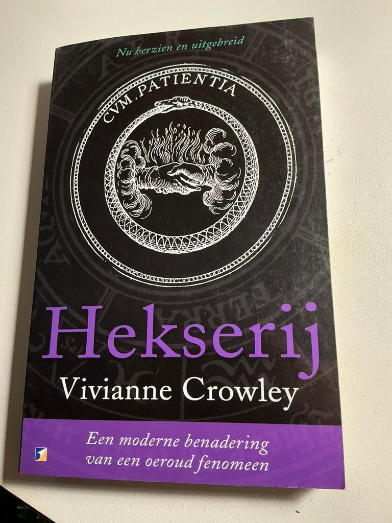 VIVIANNE CROWLEY. HEKSERIJ HERZIEN EN UITGEBR PATIENTIA, Boeken, Ophalen of Verzenden, Gelezen, Overige typen