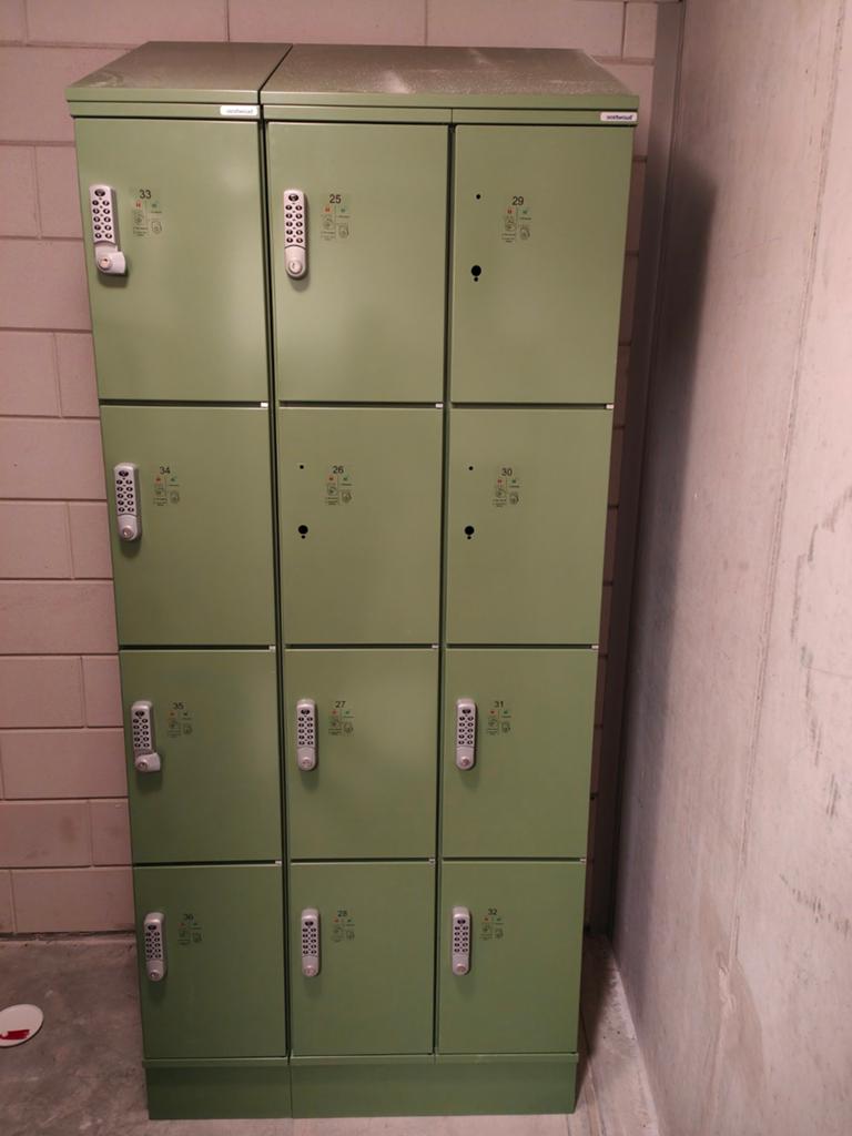 Oostwoud kluisjes (12 stuks) met codeslot, Huis en Inrichting, Kasten | Lockerkasten, Ophalen of Verzenden, Zo goed als nieuw