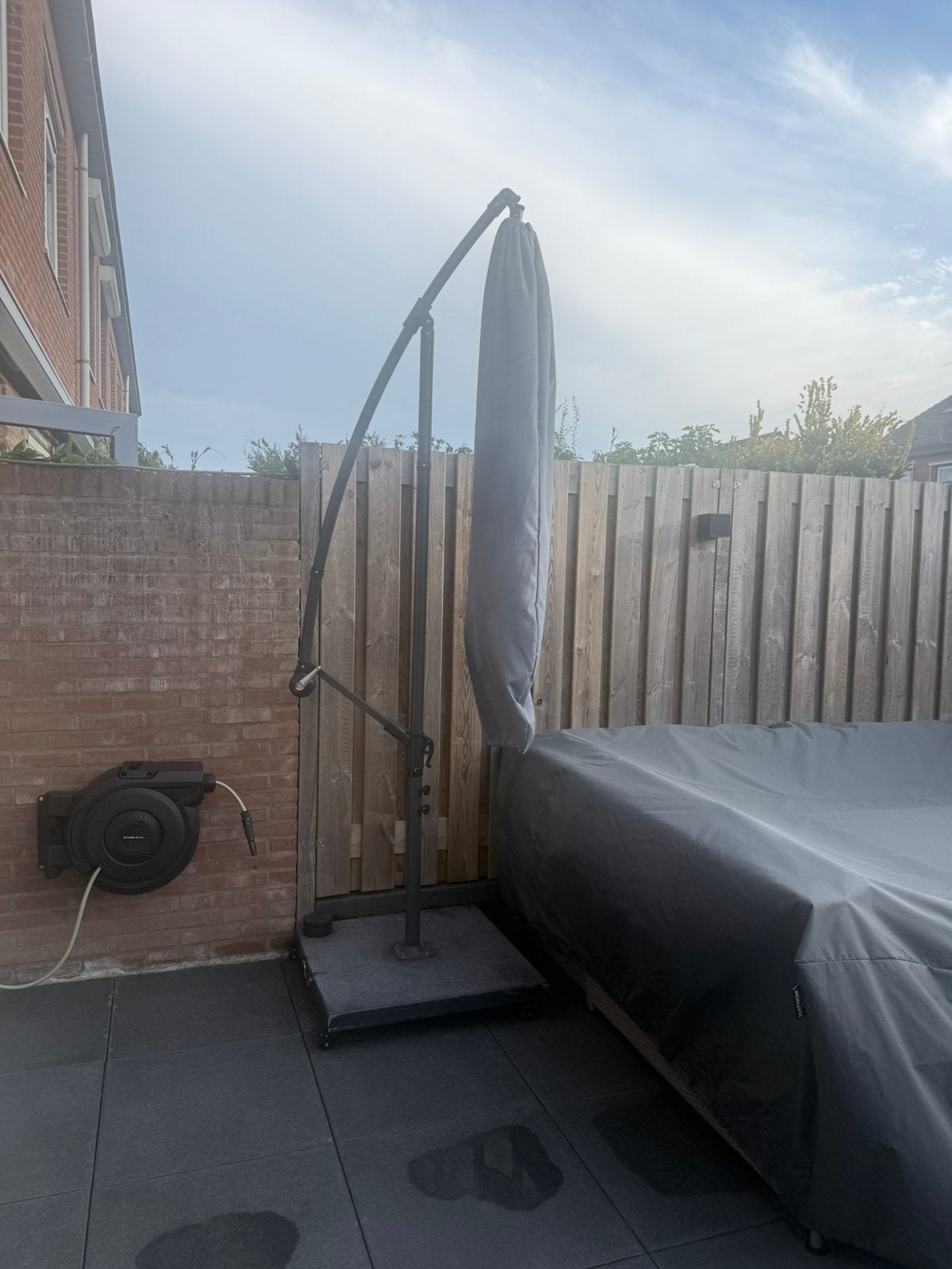 Parasol met graniet parasolvoet en wieltjes onder de voet, Ophalen of Verzenden, Zo goed als nieuw, Minder dan 1 meter, Parasolvoet