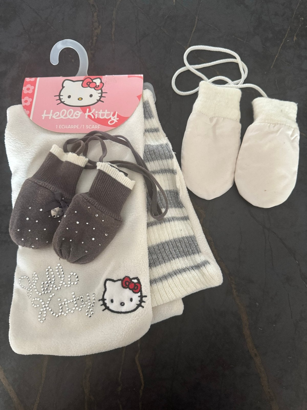 Hello Kitty sjaal en 2 wanten sets. NIEUW, Kinderen en Baby's, Babykleding | Mutsen, Sjaals en Wanten, Ophalen of Verzenden, Nieuw