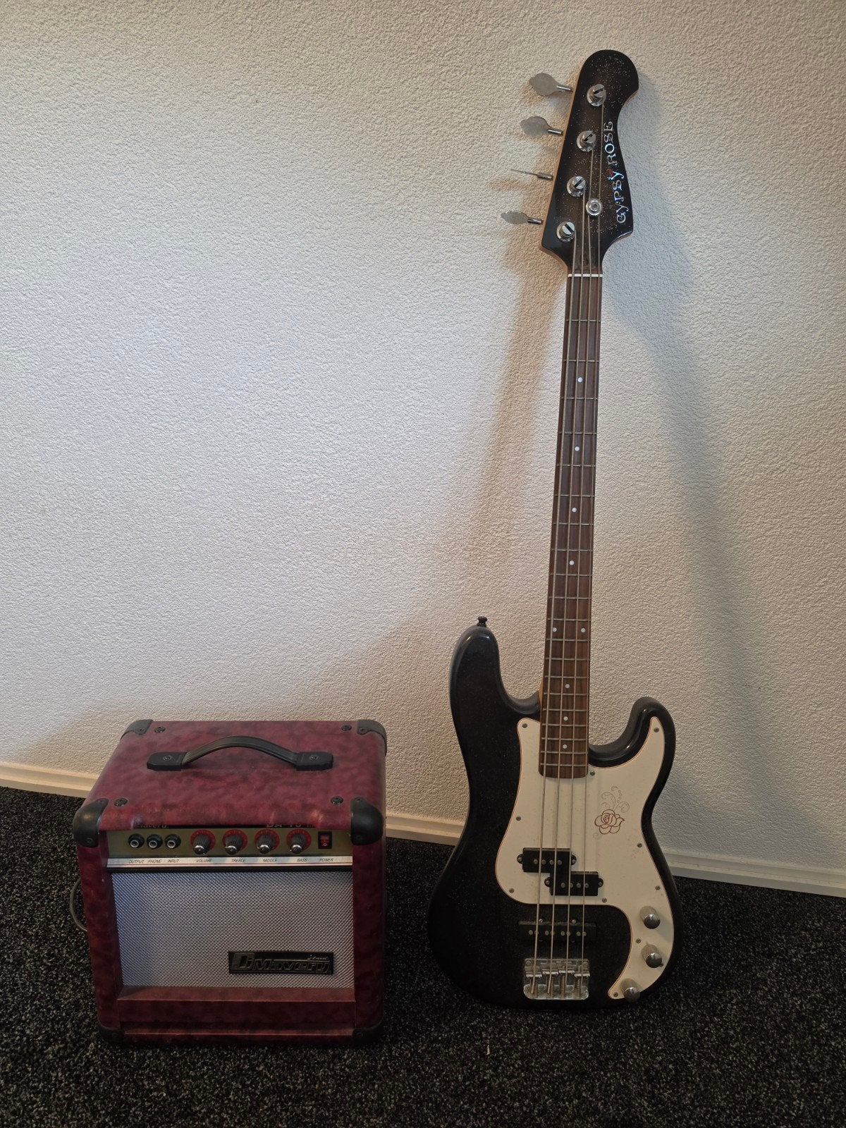Gebruikte Gypsy Rose Basgitaar met krakende volumeknop, Ophalen, Gebruikt, Elektrisch