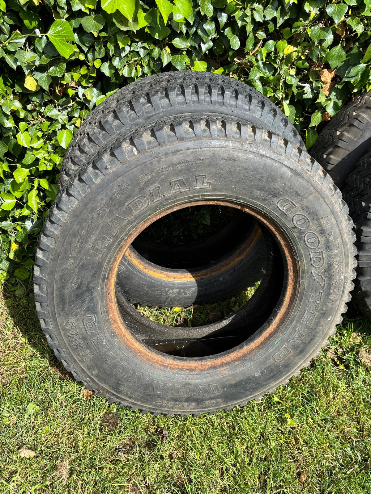 Goodyear Wrangler 9.5R16.5 set van 2, Ophalen, Gebruikt
