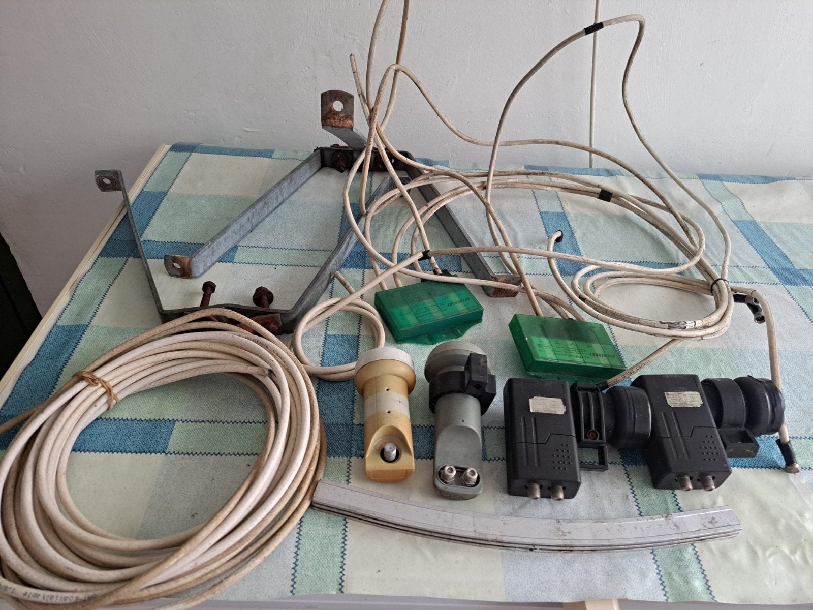 Schotelantenne, kabels 4LMB,2 diseqce, stang en vestigingen, Ophalen of Verzenden, Zo goed als nieuw