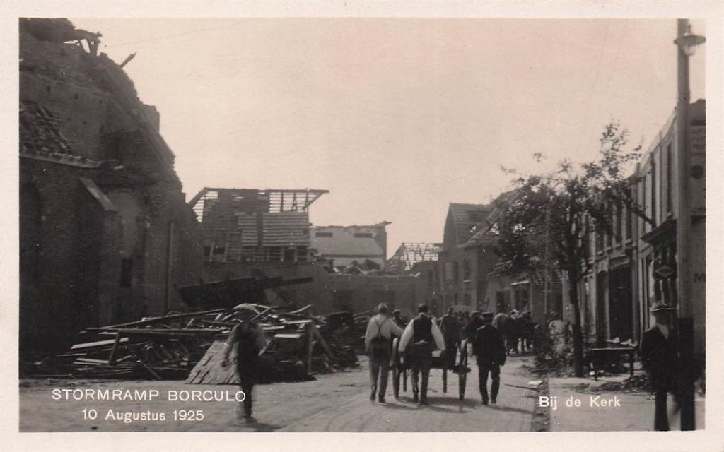 702-424-045 Stormramp Borculo 10 Augustus 1925 Bij De Kerk, Verzamelen, Ansichtkaarten | Nederland, Verzenden, Voor 1920, Gelderland