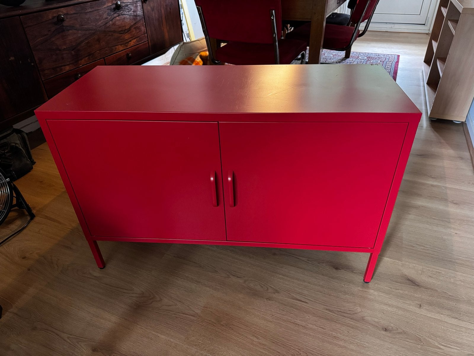 Rode metalen kast met deuren en planken, Huis en Inrichting, Kasten | Dressoirs, Ophalen, Gebruikt, 100 tot 150 cm, Metaal