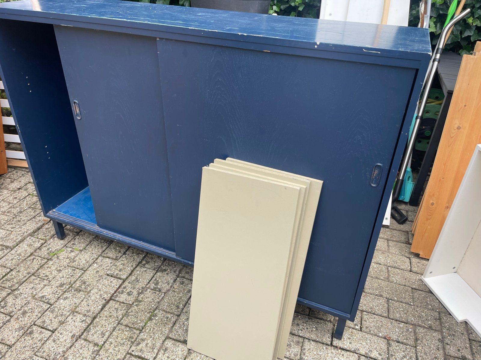 GRATIS Afhalen Vintage blauwe kast met schuifdeuren, Huis en Inrichting, Ophalen, Gebruikt