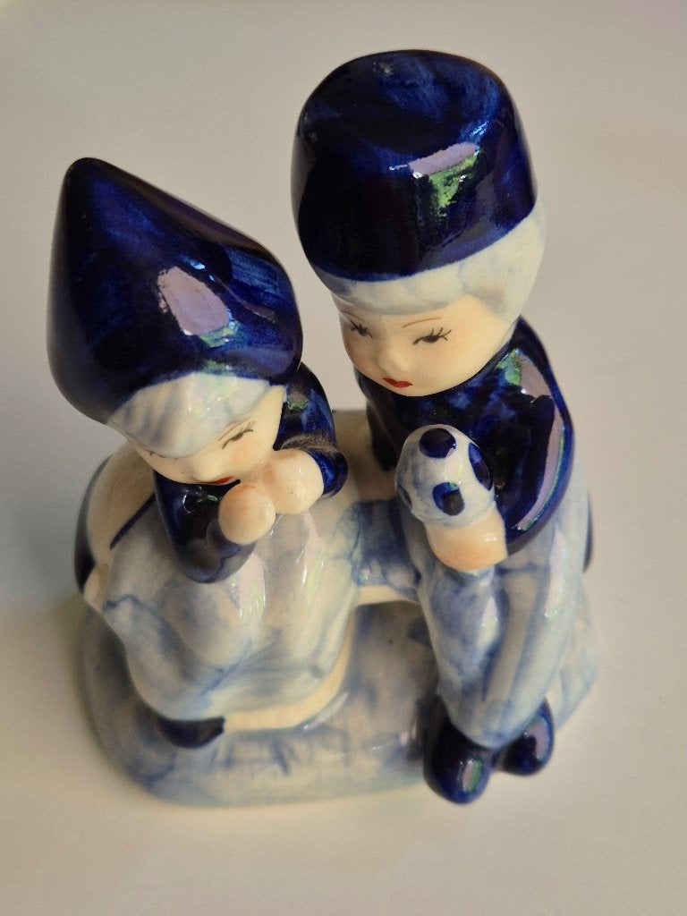 Handbeschilderd vintage delfts blauw beeldje kussend stel, Ophalen of Verzenden, Zo goed als nieuw, Mens