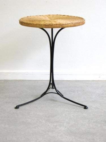 Prachtige vintage bistro bijzettafel riet zwart metaal, Minder dan 55 cm, Gebruikt, Metaal of Aluminium, Rond