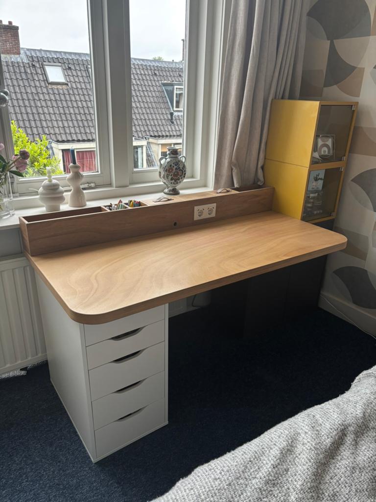 Bureau: IKEA Alex, Eket & Okoumé blad met stopcontact, Huis en Inrichting, Bureaus, Zo goed als nieuw, Bureau-kast combinatie
